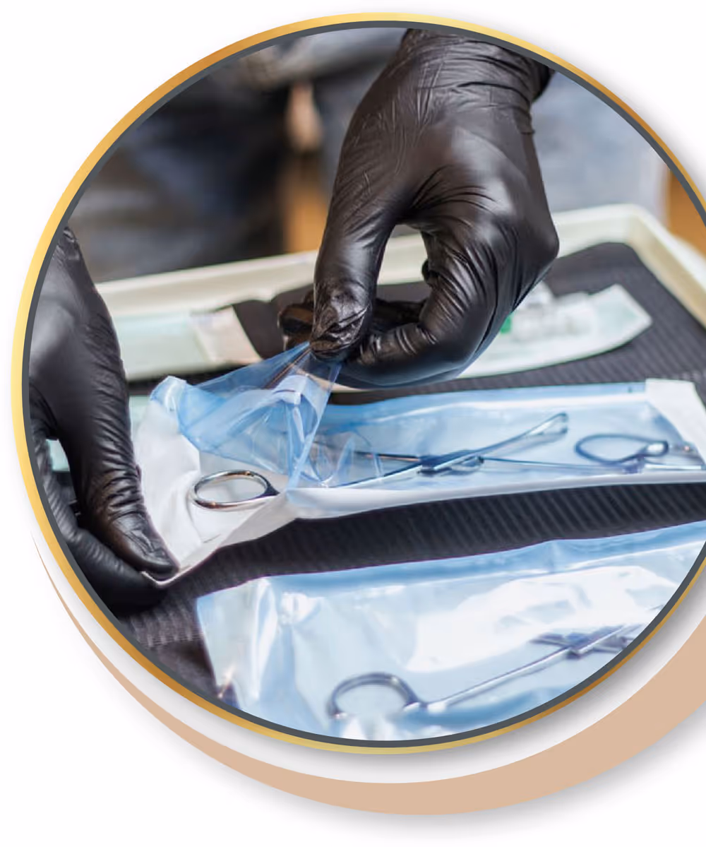 Piercer bereitet steriles Werkzeug für sicheres Piercing Aachen